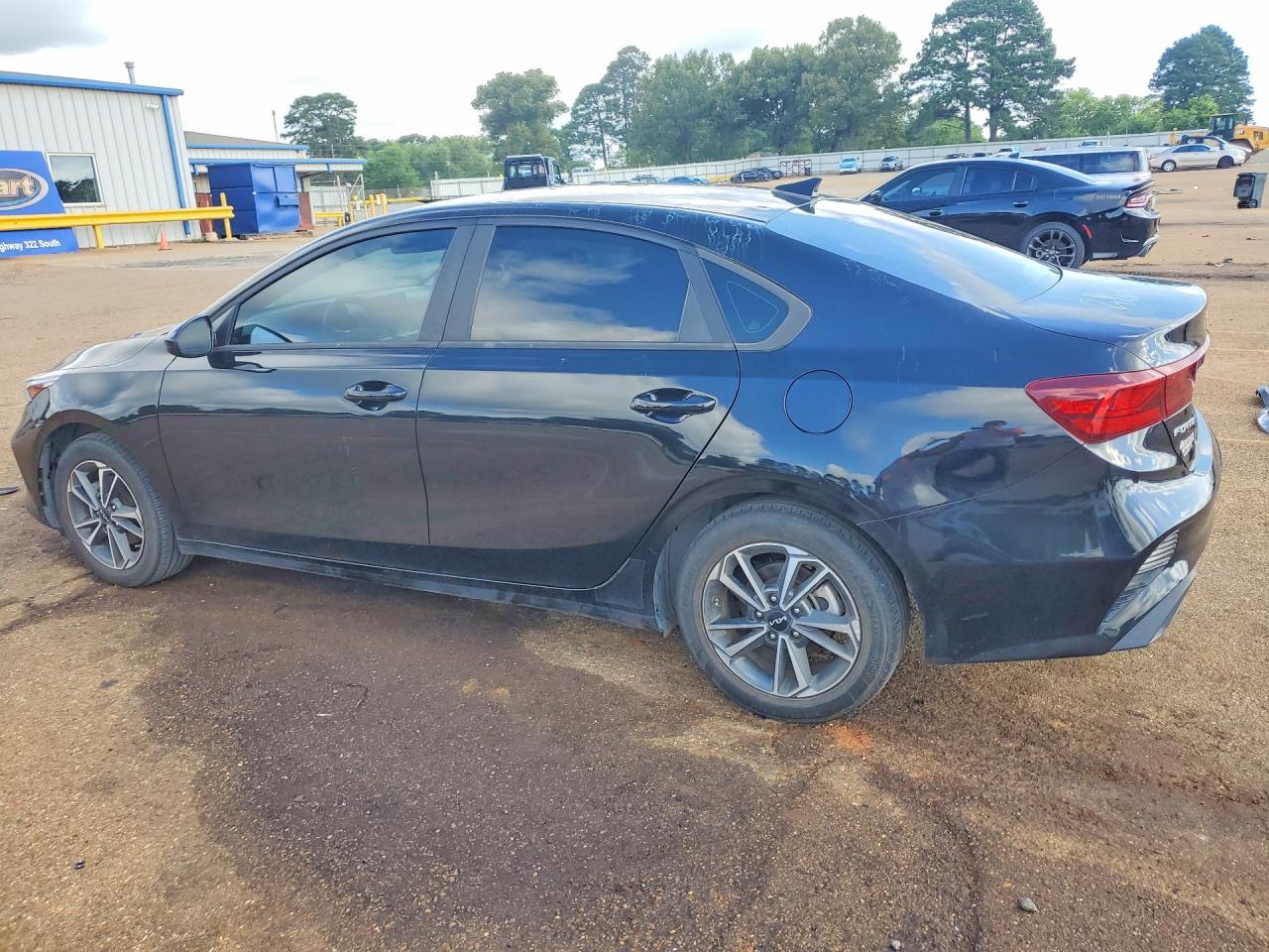 2023 Kia Forte Lxs - Image 2
