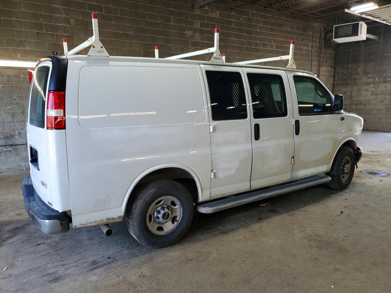 2022 GMC Savana - Фото 3
