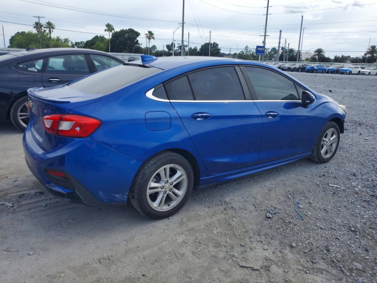 2018 Chevrolet Cruze Lt - Image 3