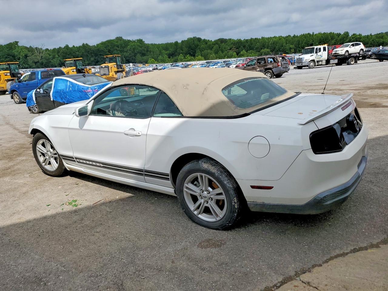 2010 Ford Mustang - Фото 2