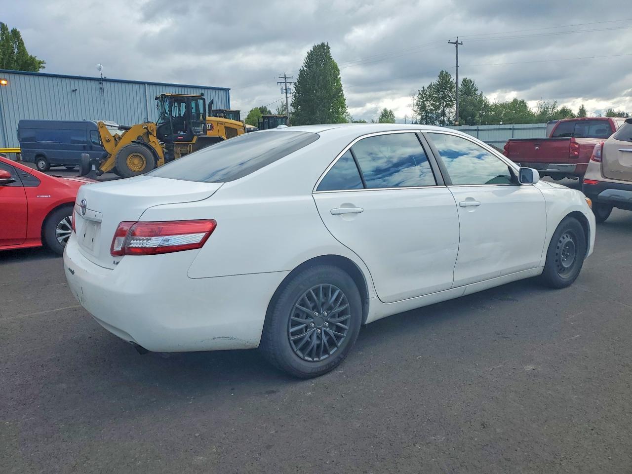 2011 Toyota Camry Le - Фото 3