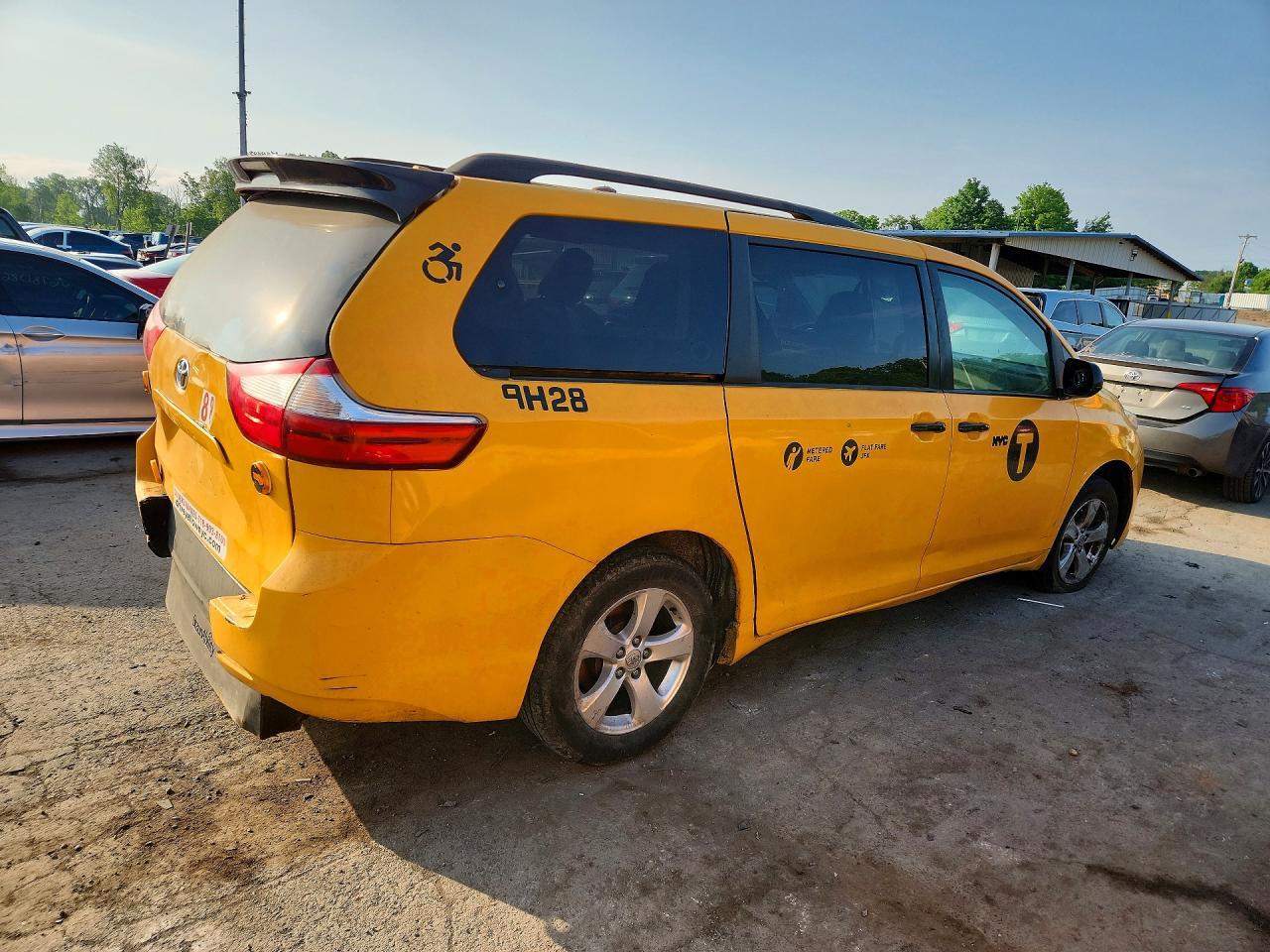 2017 Toyota Sienna Le Mobility - Image 3