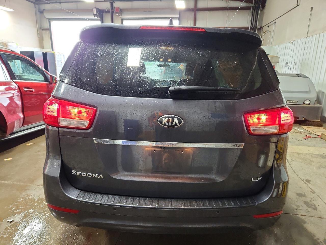 2017 Kia Sedona Lx - Image 6