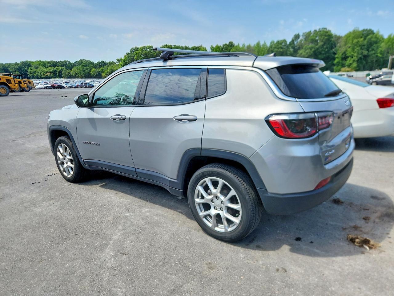 2023 Jeep Compass Latitude Lux - Image 2