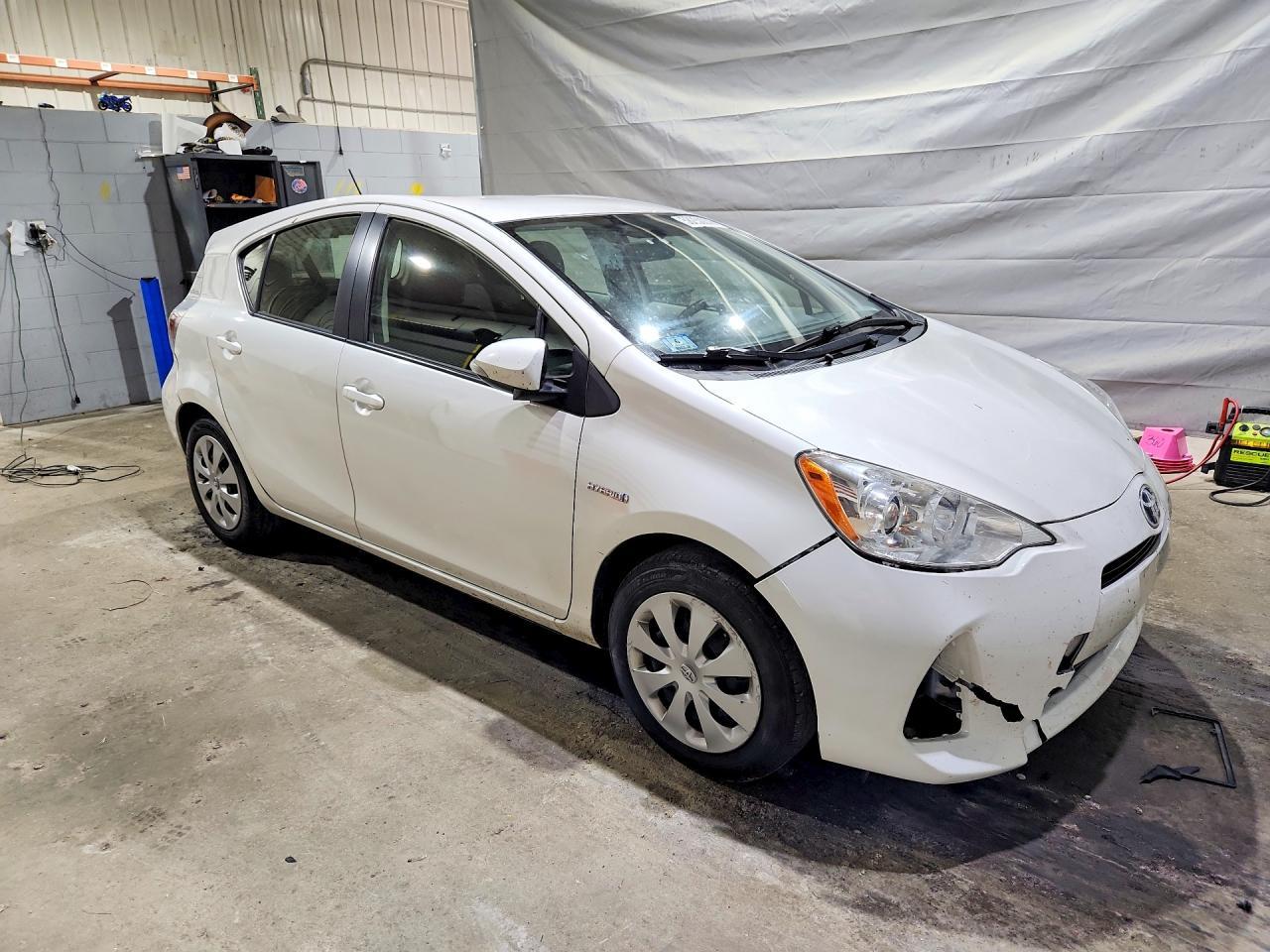 2014 Toyota Prius C Two - Фото 4