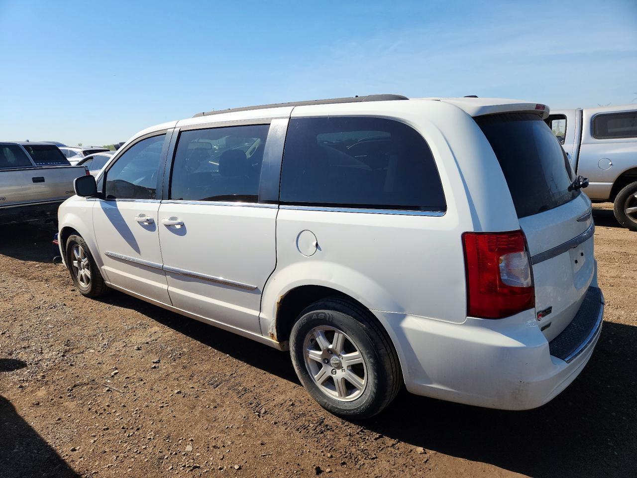 2013 Chrysler Town & Country Touring - Фото 2
