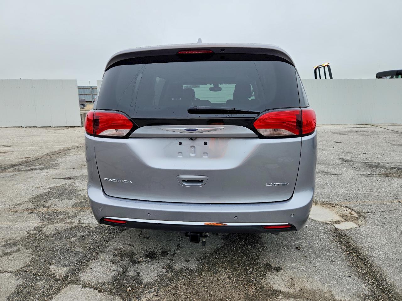 2020 Chrysler Pacifica Limited - Image 6