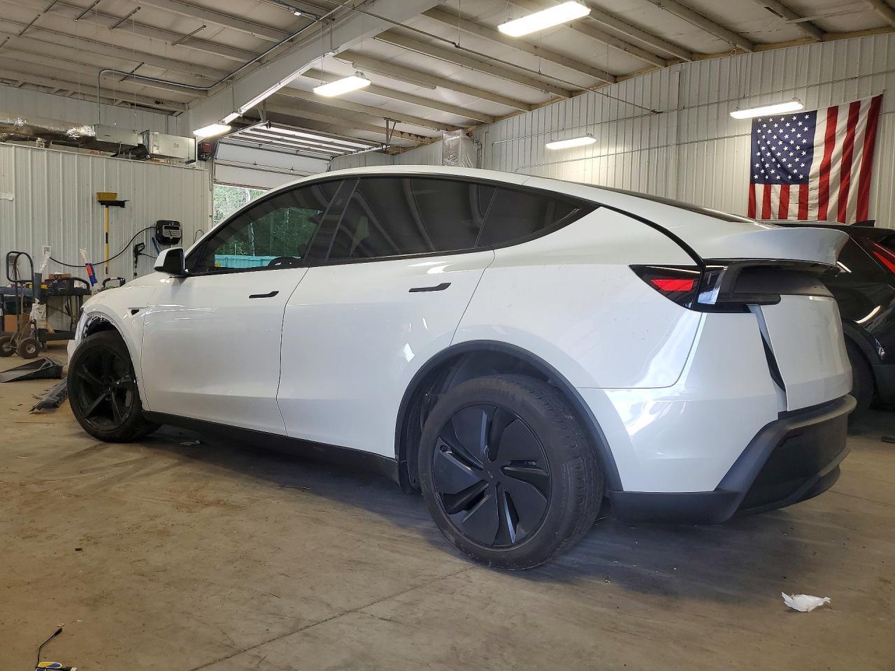 2026 Tesla Model Y - Фото 2