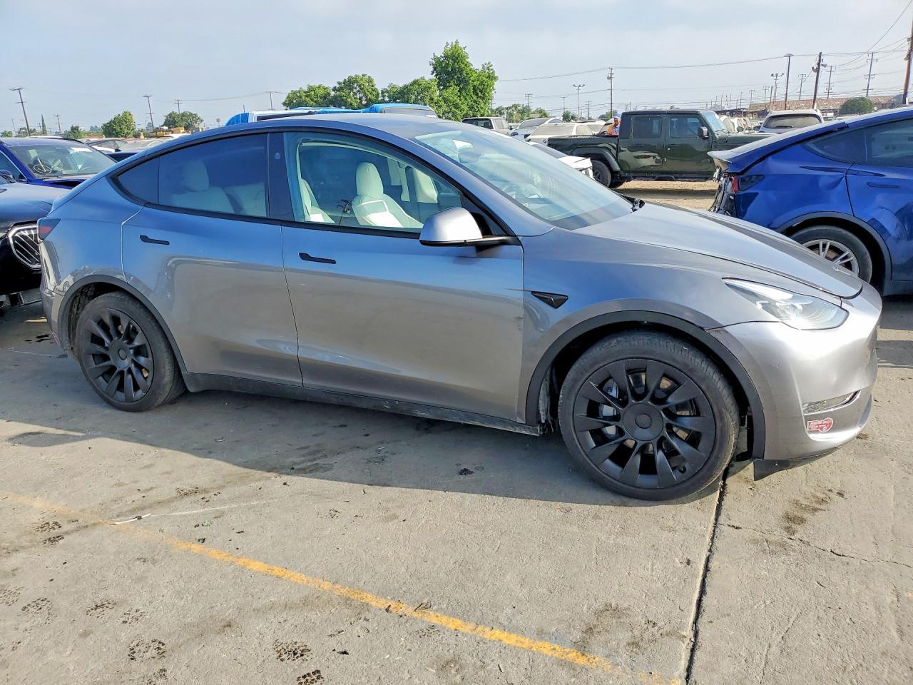 2025 Tesla Model Y - Image 4