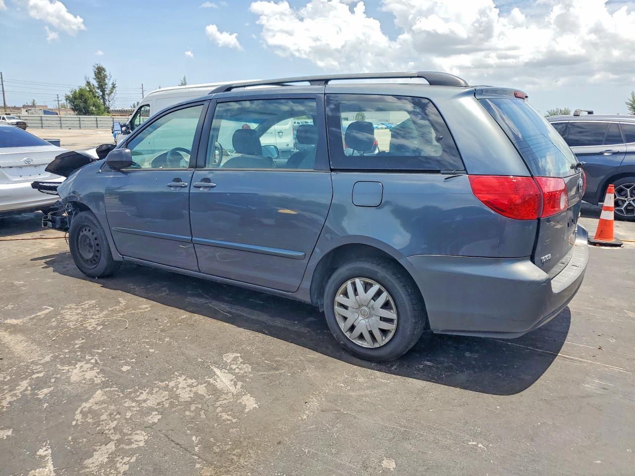 2008 Toyota Sienna - Фото 2