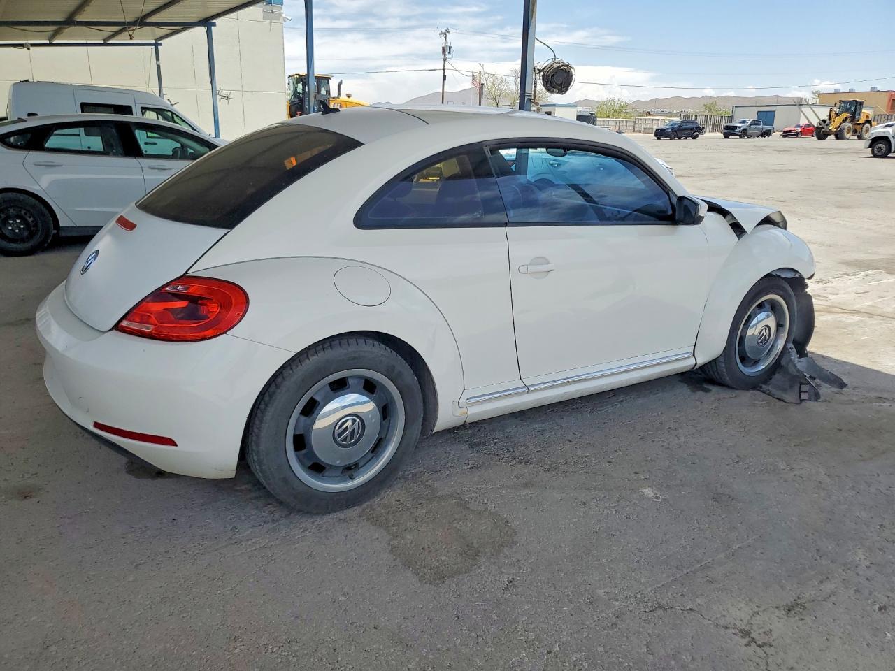 2012 Volkswagen Beetle - Фото 3
