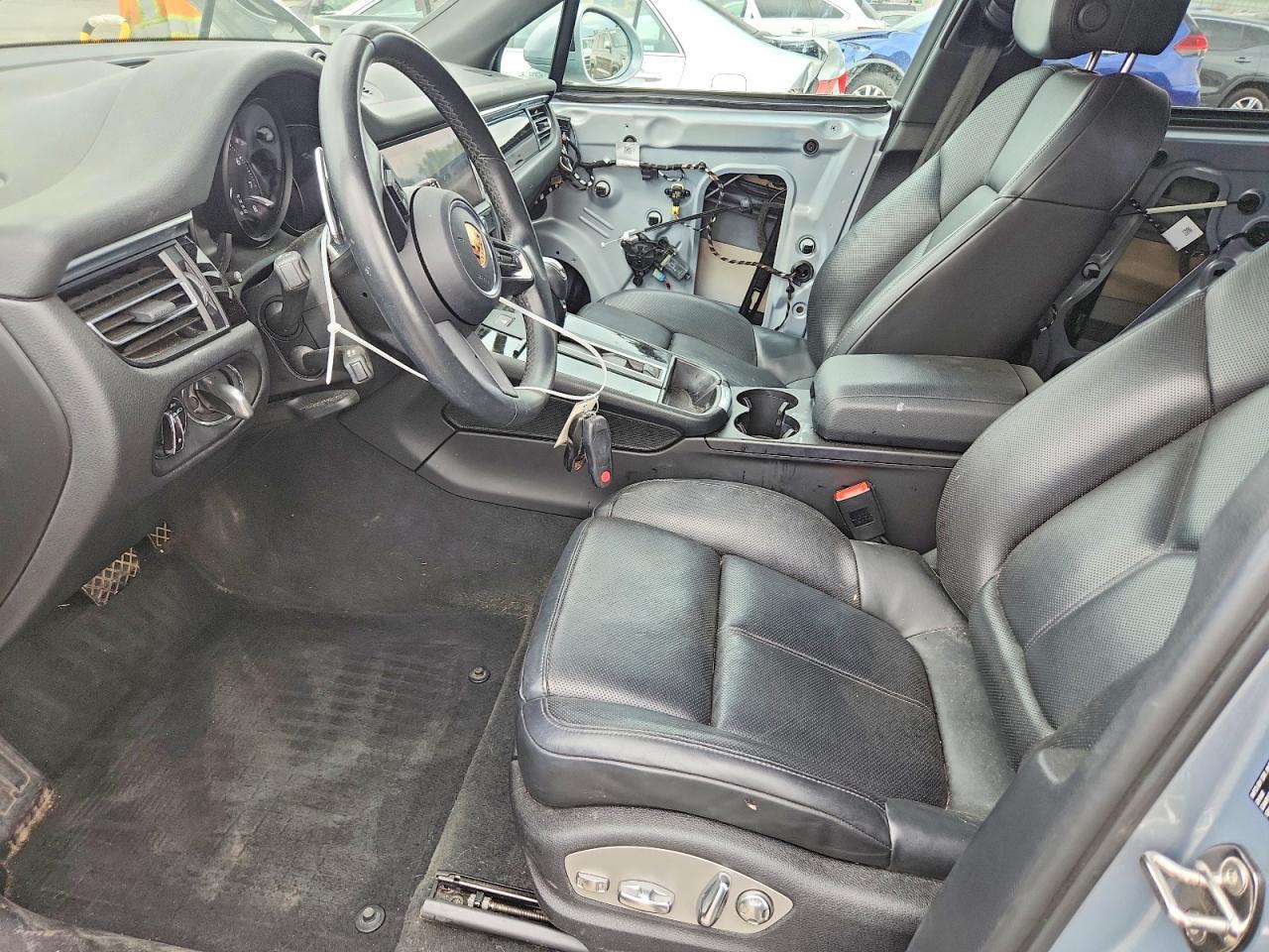 2022 Porsche Macan - Image 7