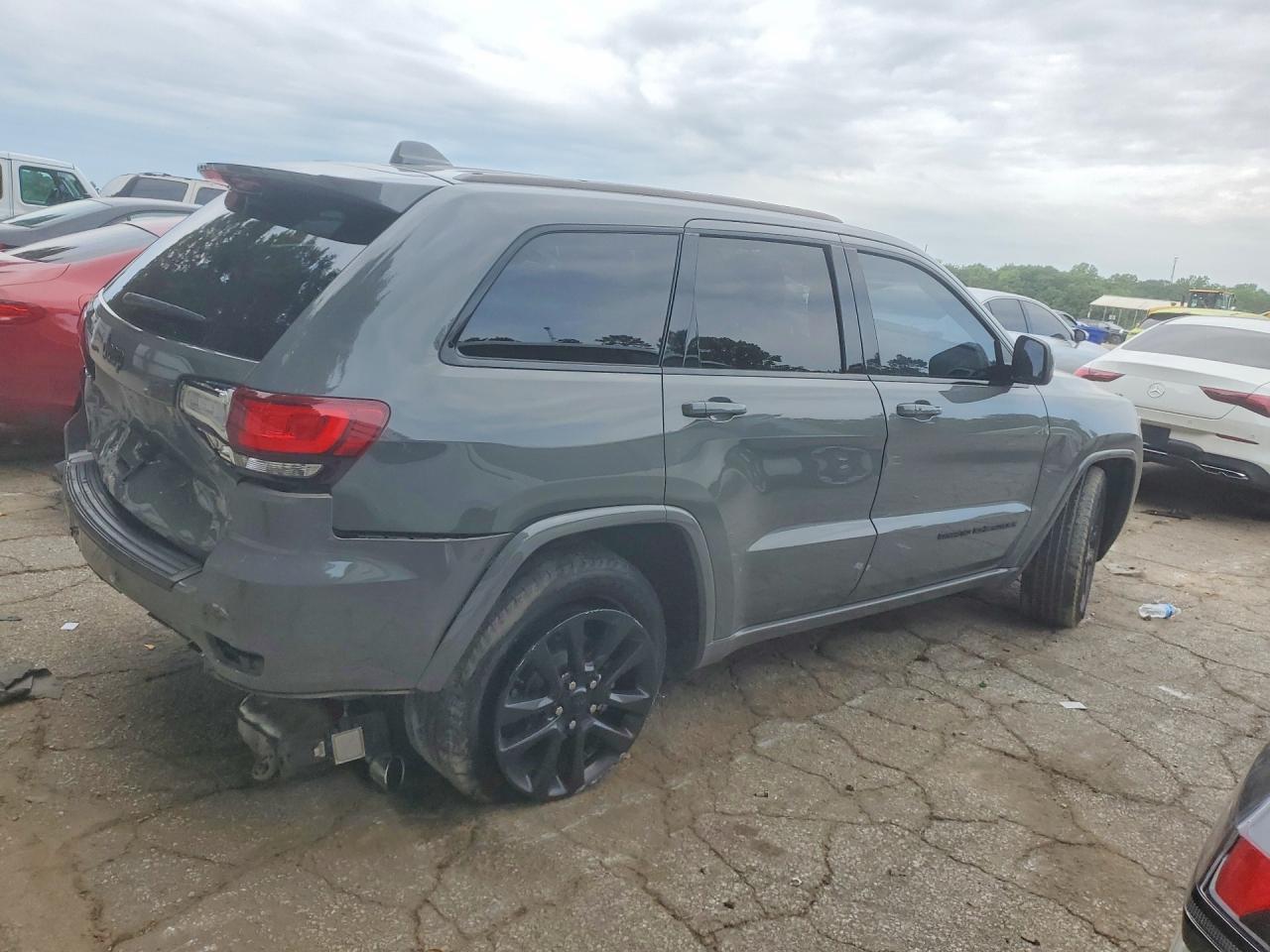 2019 Jeep Grand Cherokee Laredo - Image 3