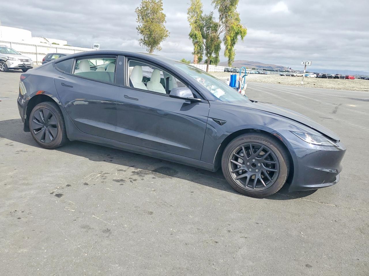 2024 Tesla Model 3 - Image 4