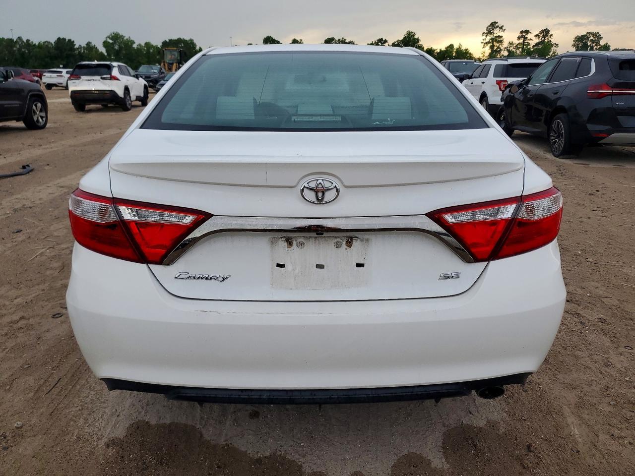 2017 Toyota Camry Se - Фото 6