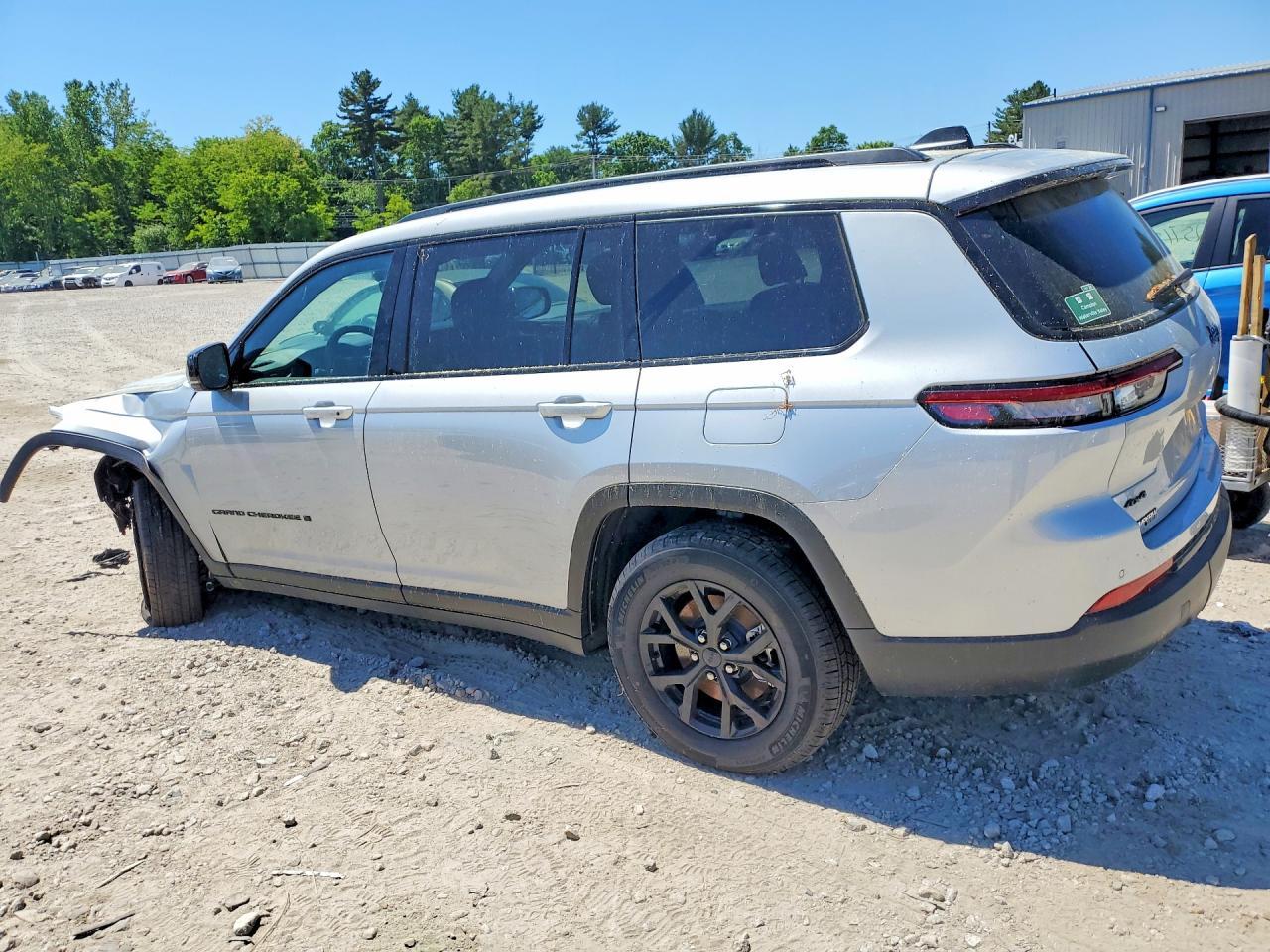 2025 Jeep Grand Cherokee L Laredo - Image 2