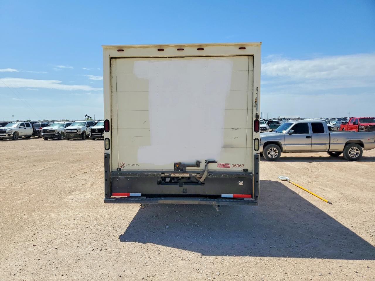 2012 GMC Savana Box Truck - Фото 6