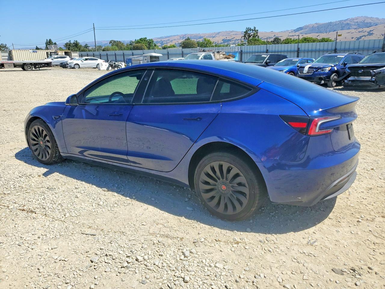 2025 Tesla Model 3 - Фото 2