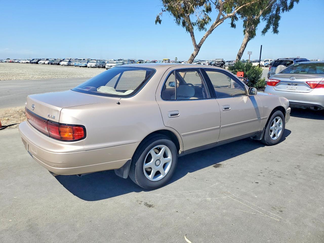 1993 Toyota Camry Le - Image 3