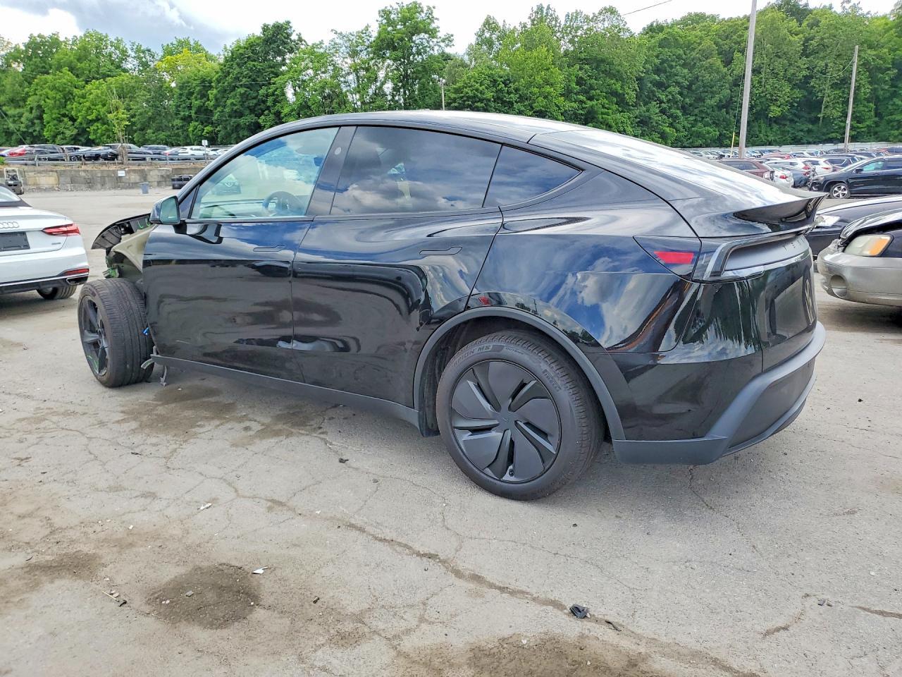 2026 Tesla Model Y - Фото 2