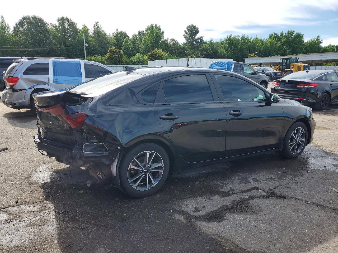 2024 Kia Forte Lxs - Image 3