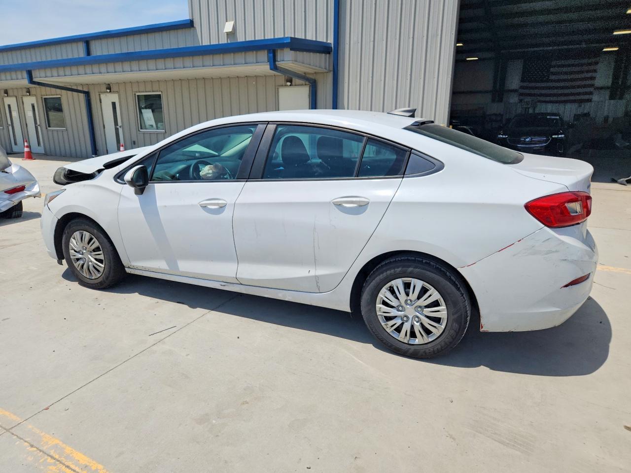 2018 Chevrolet Cruz - Image 2