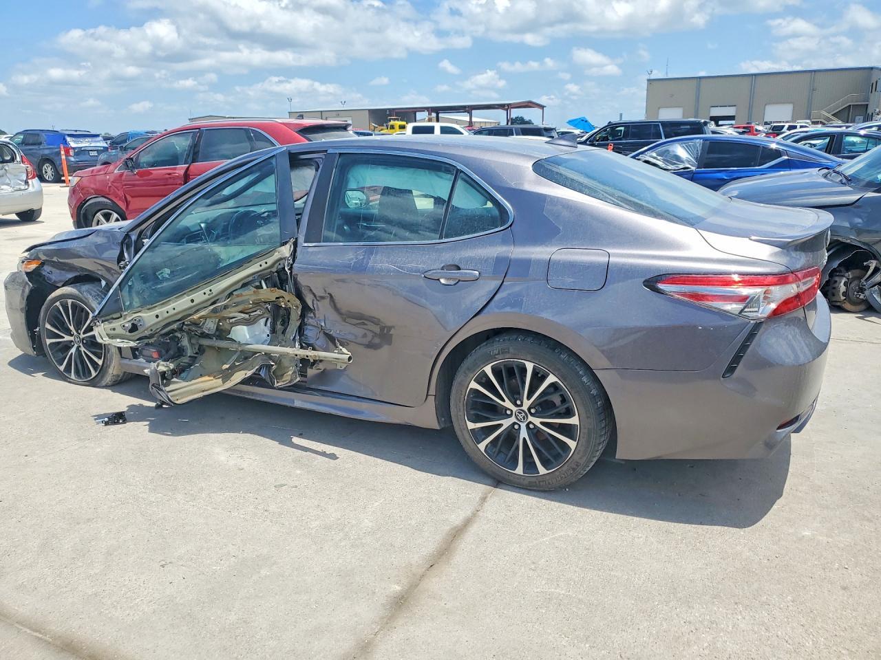 2019 Toyota Camry Se - Фото 2
