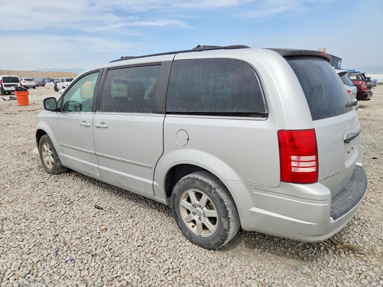 2010 Chrysler Town & Country Touring - Image 2