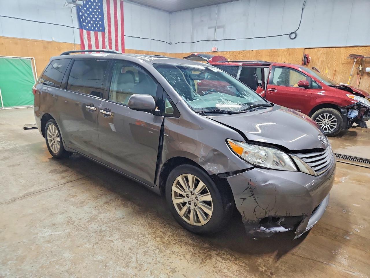 2017 Toyota Sienna Xle 7-Passenger - Фото 4