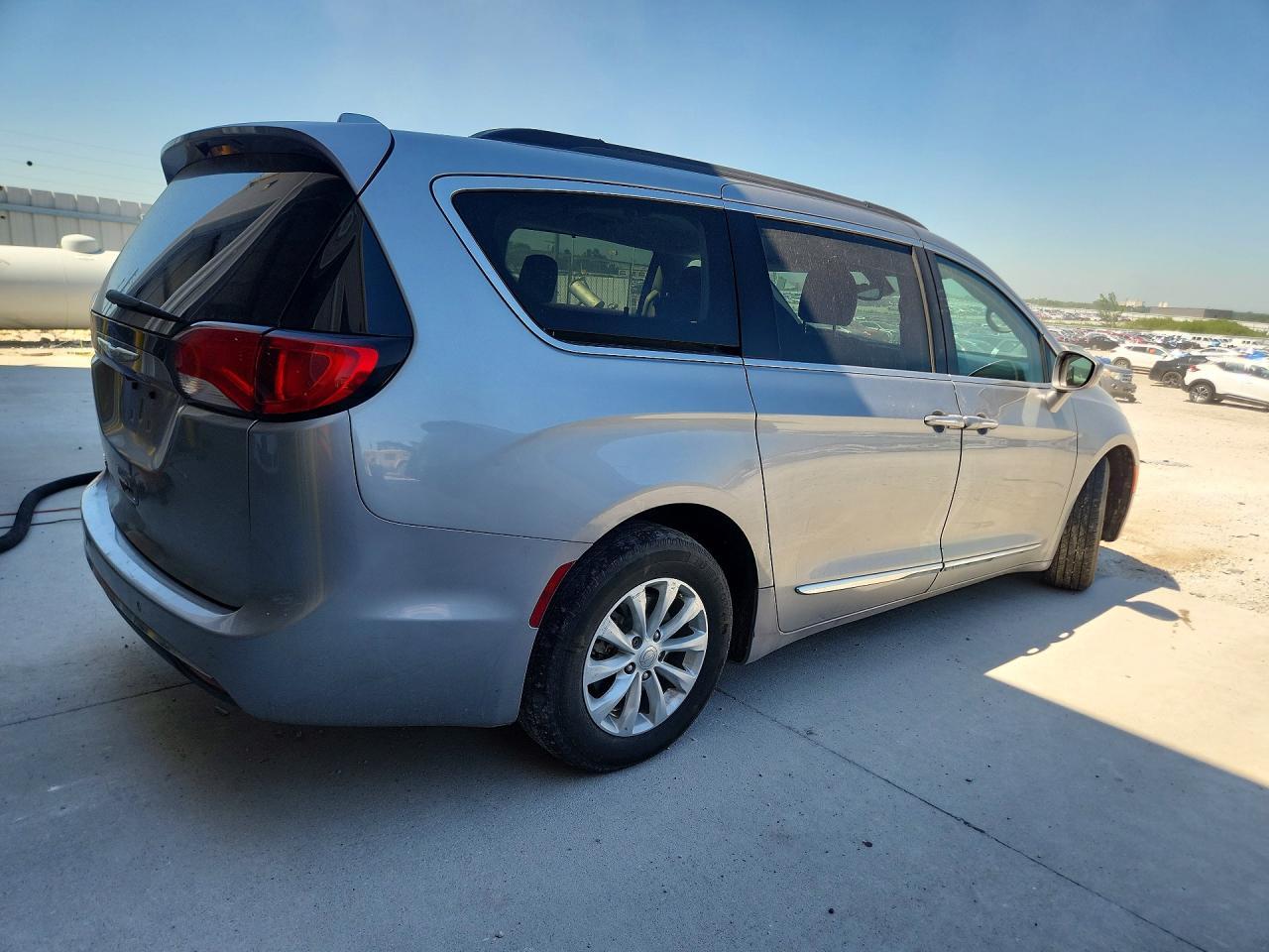2017 Chrysler Pacifica Touring L - Фото 3