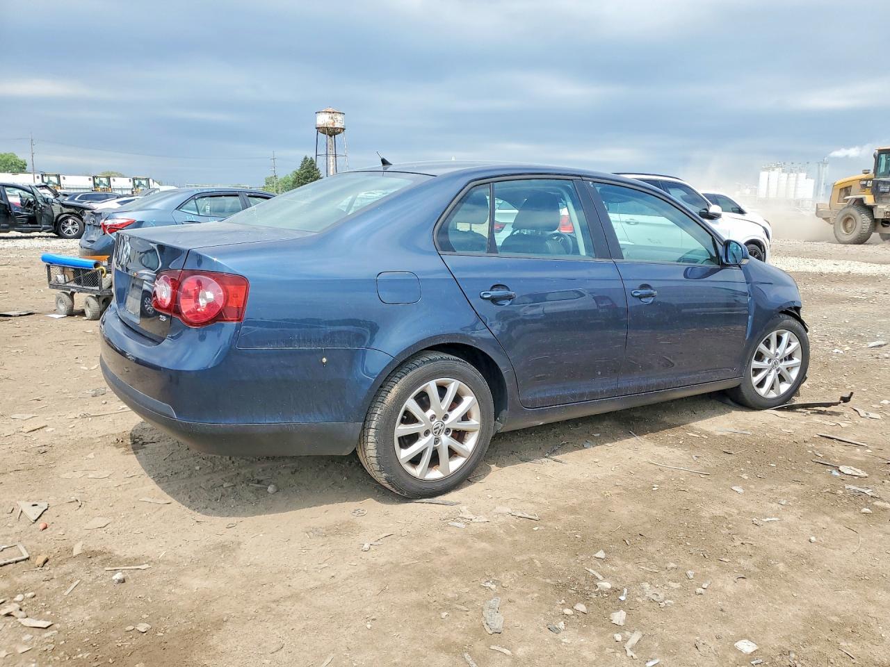 2010 Volkswagen Jetta Limited - Image 3