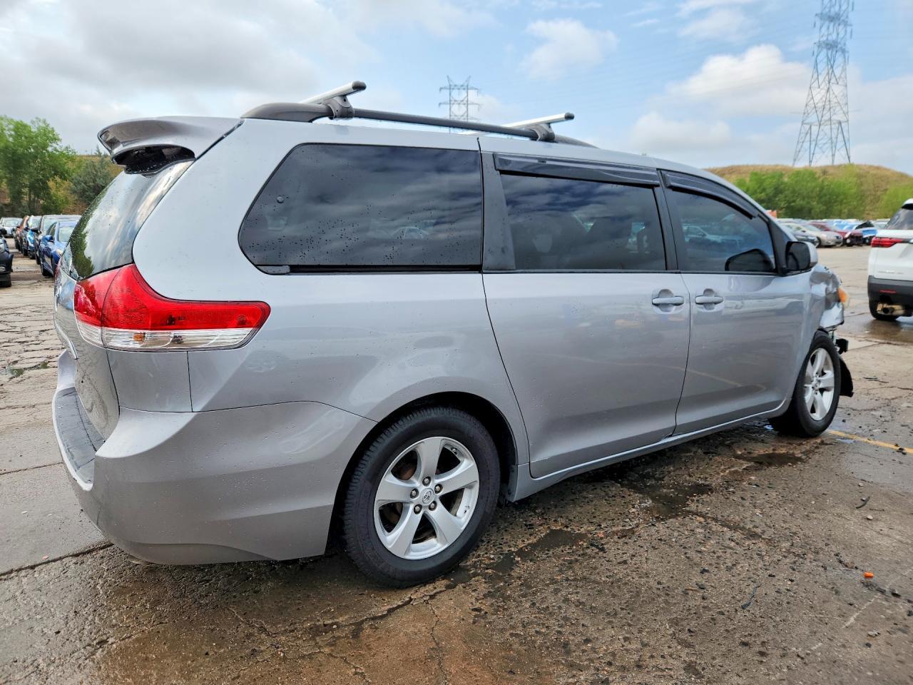2014 Toyota Sienna Le - Image 3