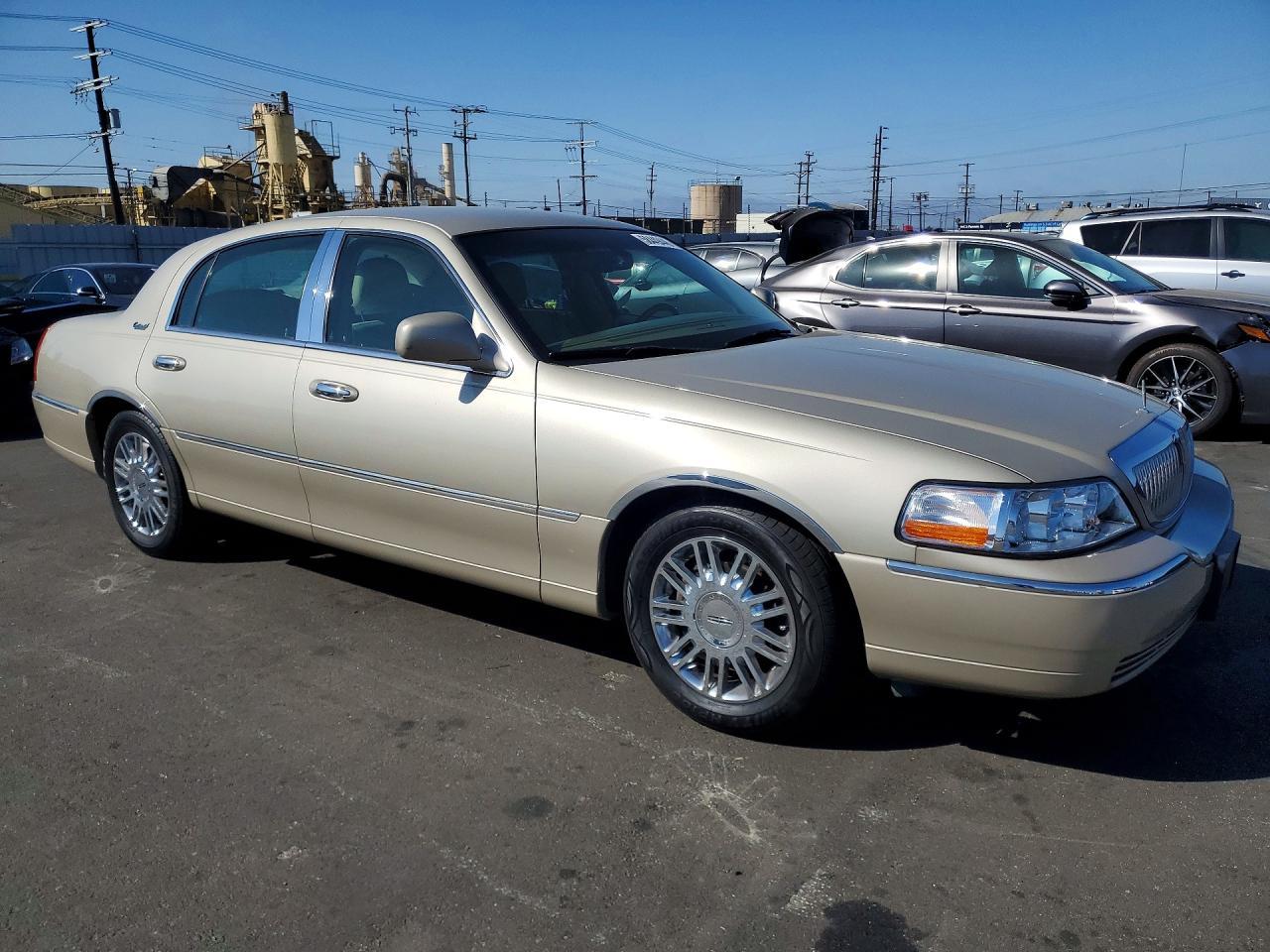 2010 Lincoln Town Car Signature Limited - Фото 4