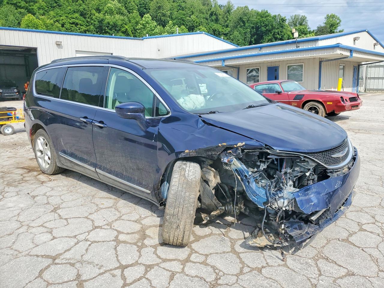 2017 Chrysler Pacifica Touring L - Image 4