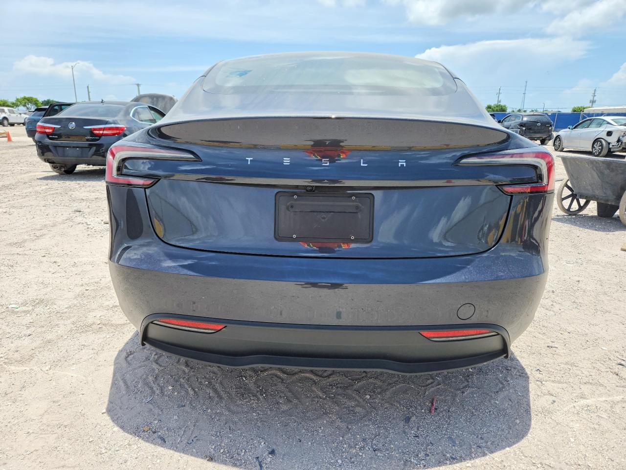 2025 Tesla Model 3 - Фото 6