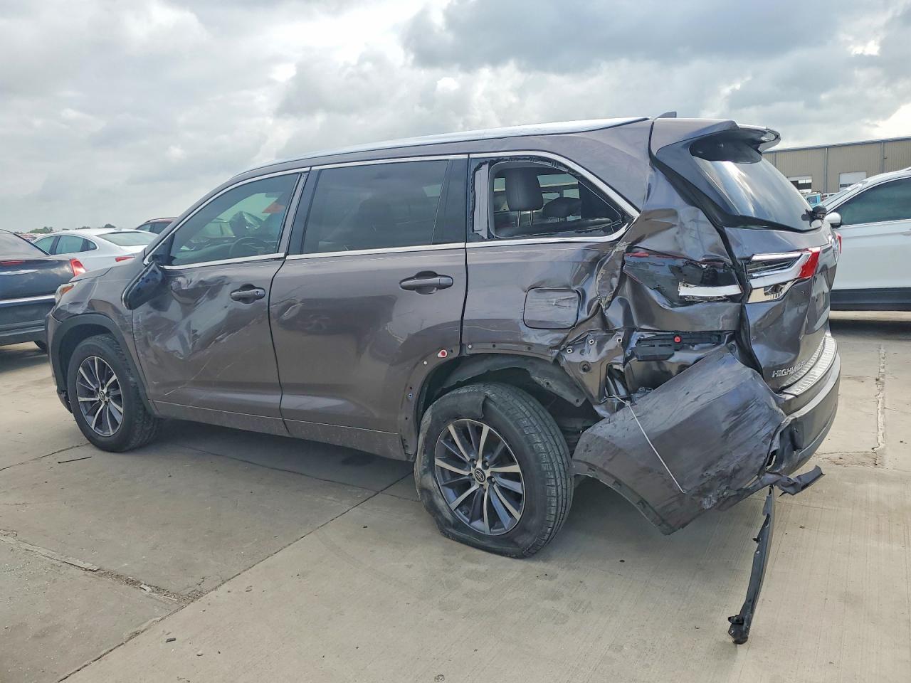 2017 Toyota Highlander Xle - Image 2