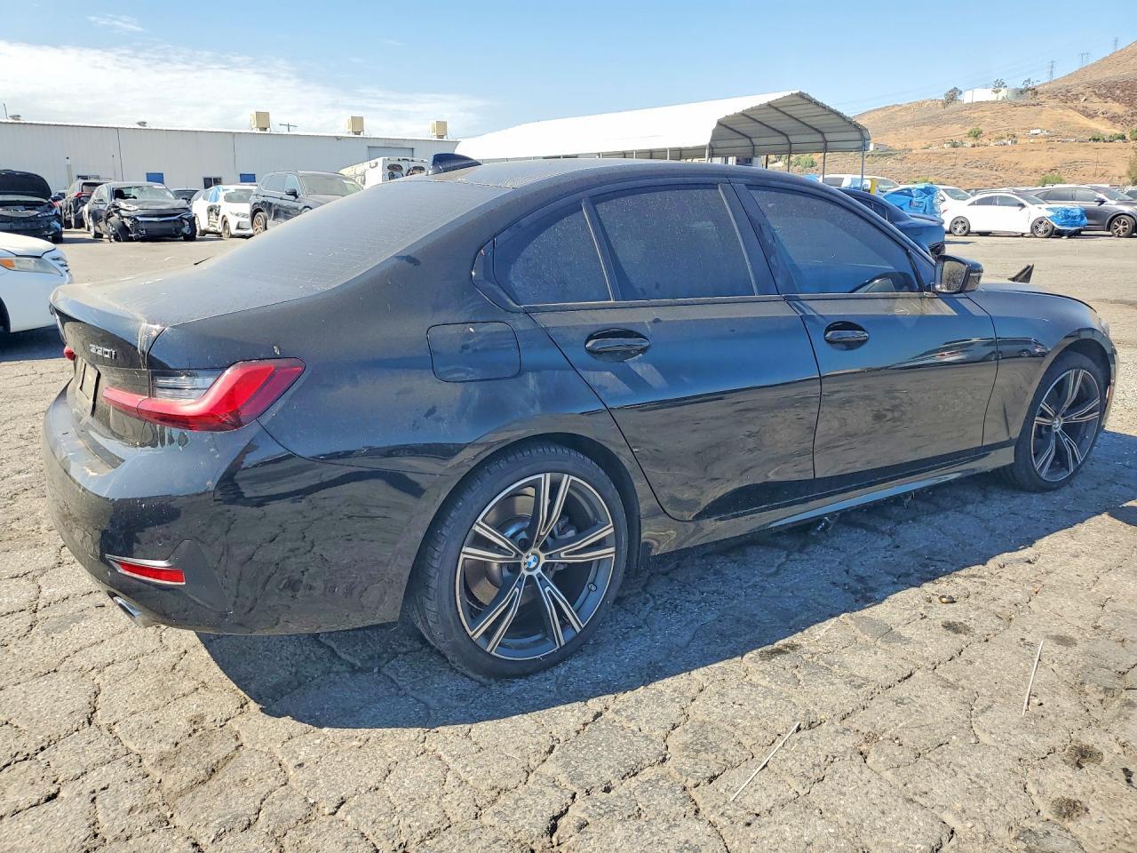 2022 BMW 330I - Фото 3