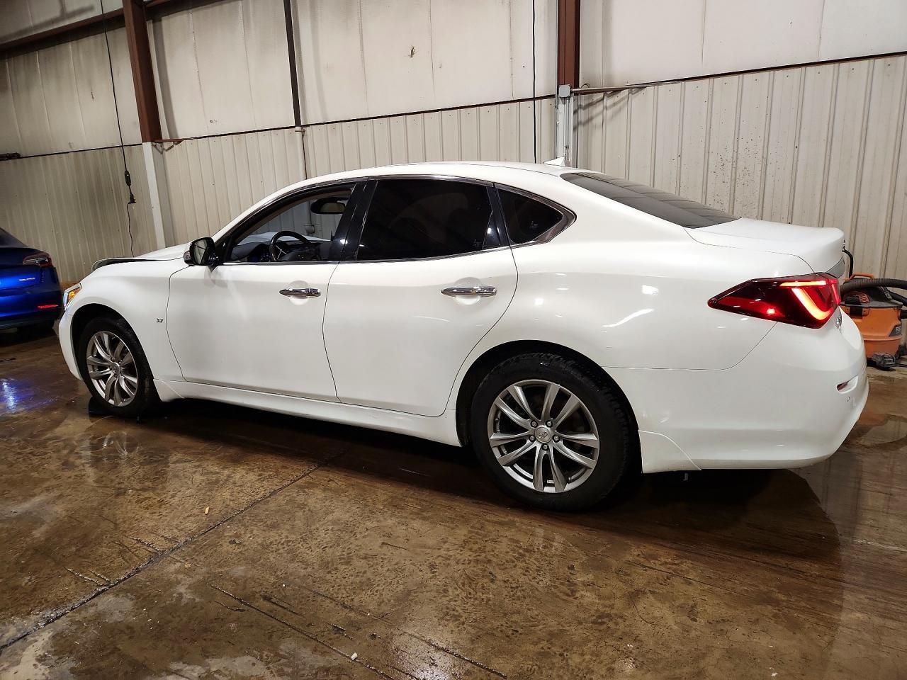 2015 Infiniti Q70 3.7 - Image 2