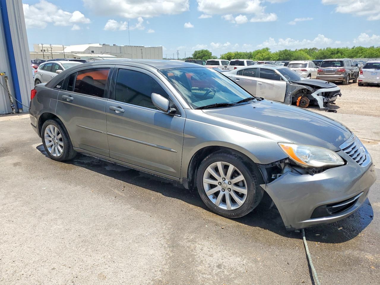 2013 Chrysler 200 Touring - Фото 4