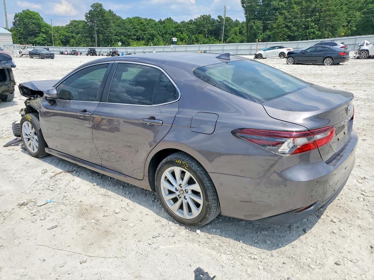 2022 Toyota Camry Le - Фото 2