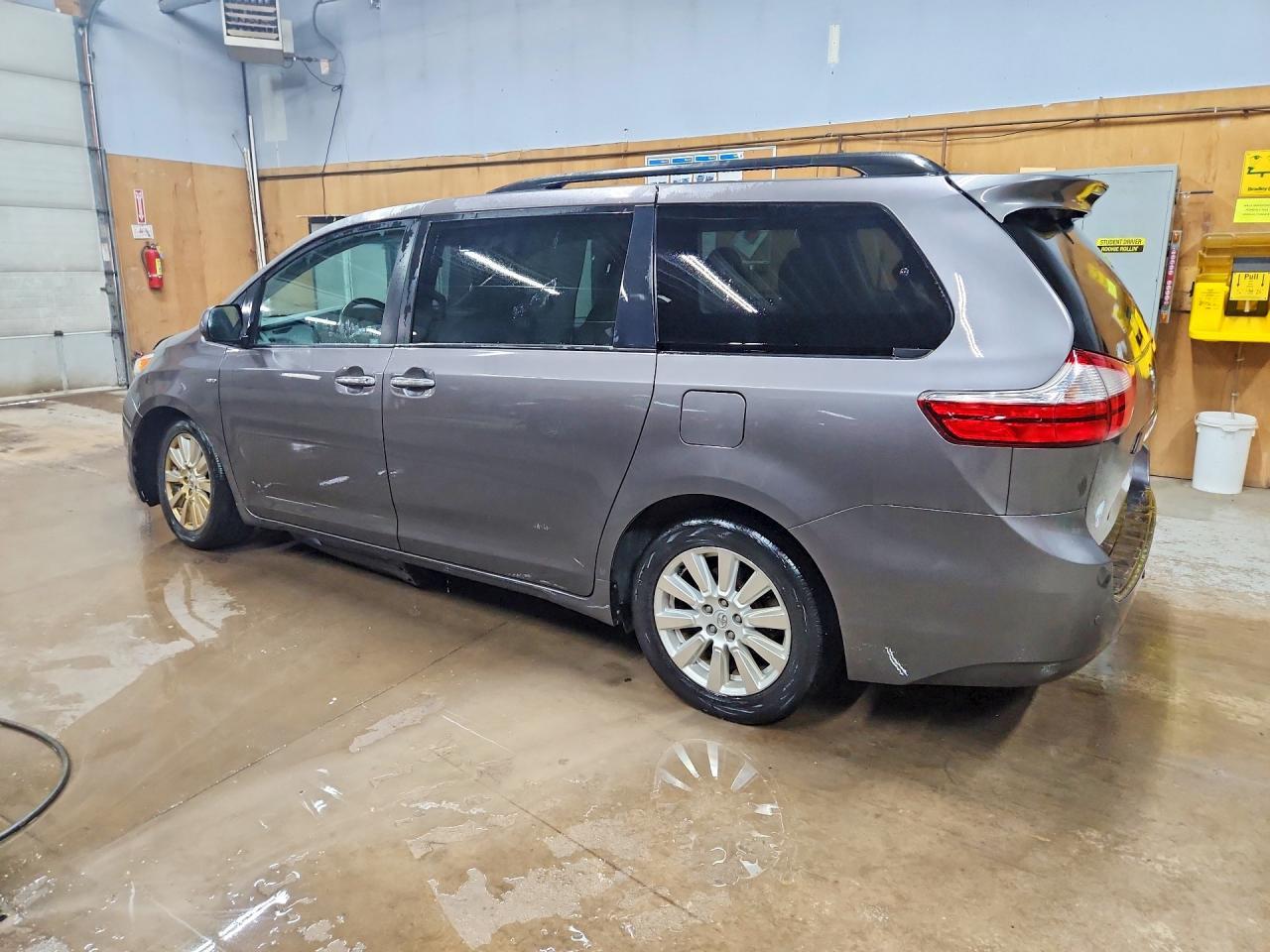 2017 Toyota Sienna Xle 7-Passenger - Фото 2