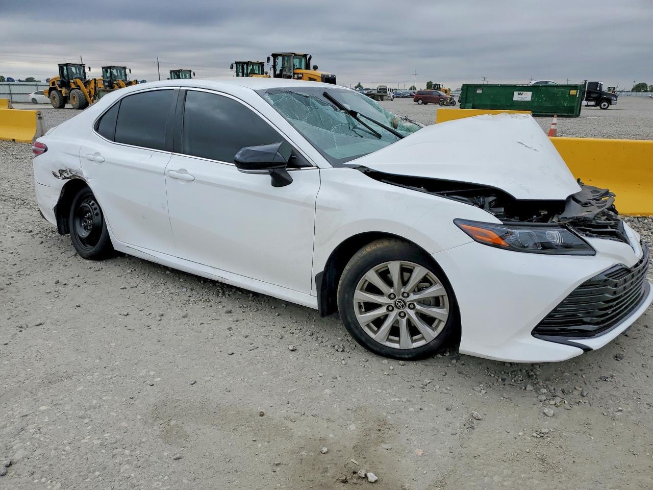 2020 Toyota Camry Le - Фото 4