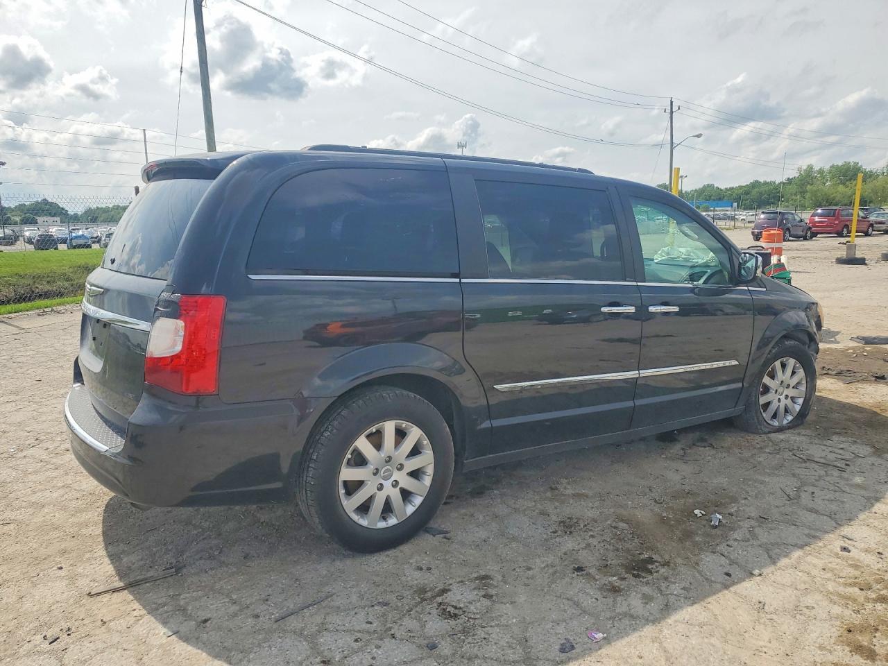 2012 Chrysler Town & Country Touring L - Фото 3