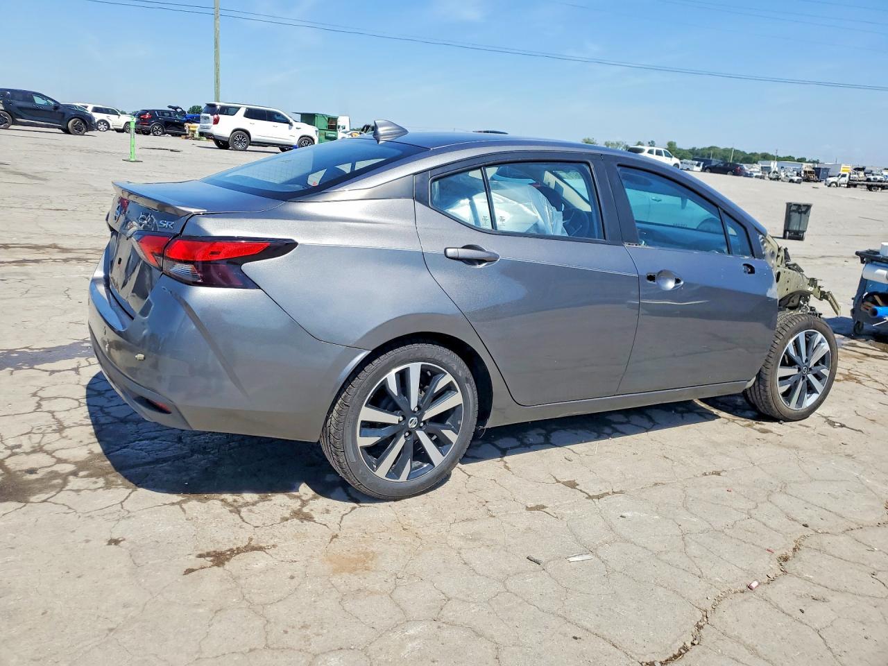 2022 Nissan Versa Sr - Фото 3