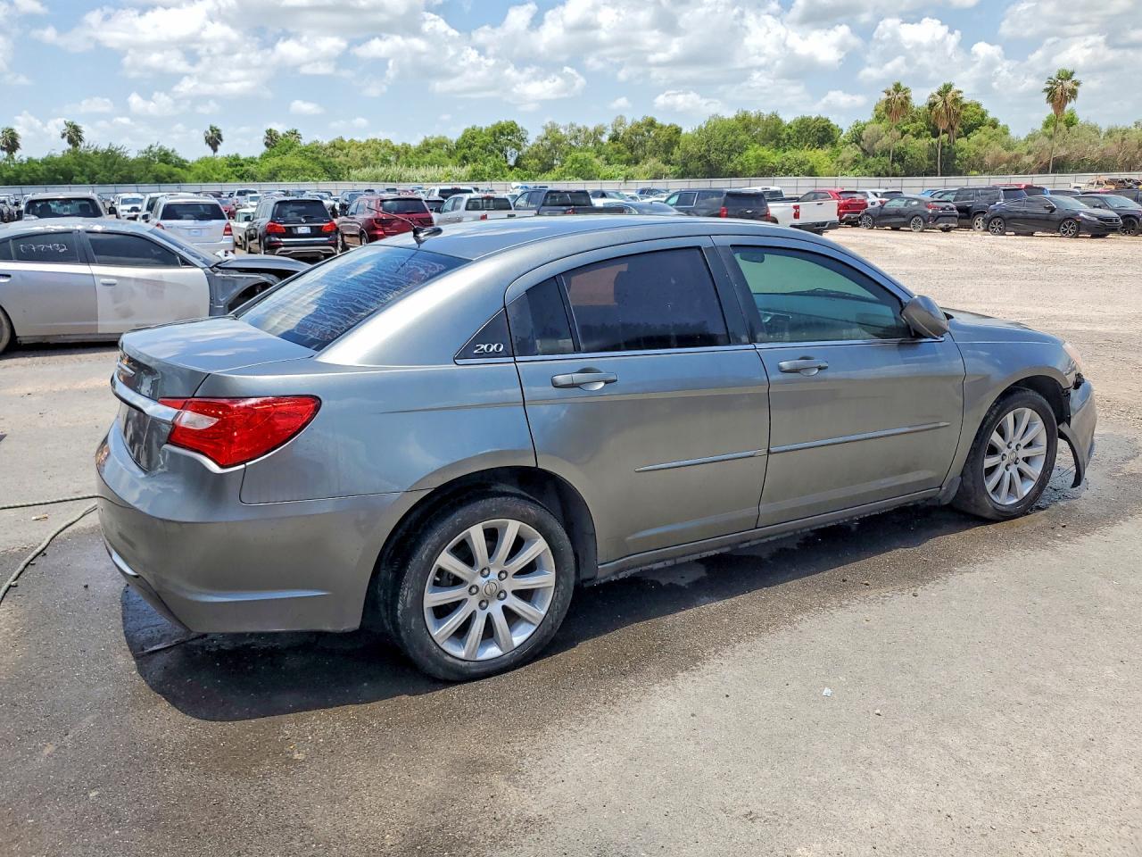 2013 Chrysler 200 Touring - Фото 3