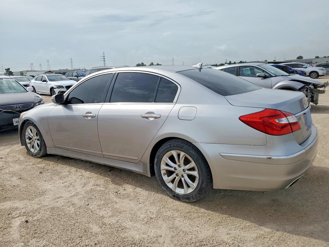 2013 Hyundai Genesis 3.8L - Фото 2