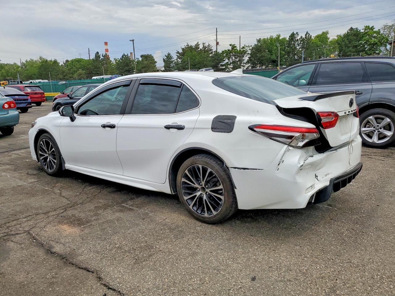 2019 Toyota Camry Se - Фото 2