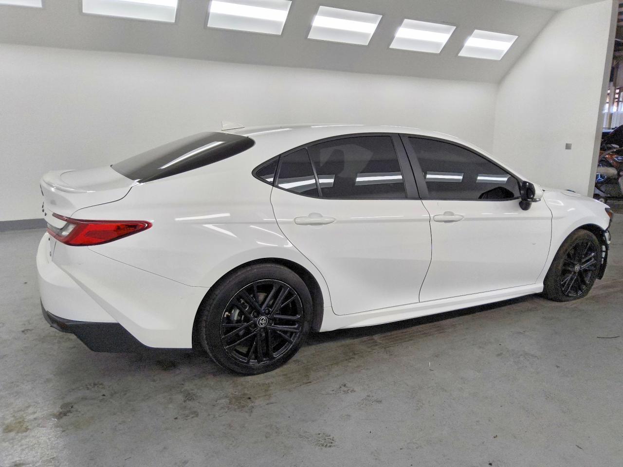 2025 Toyota Camry Se - Фото 3