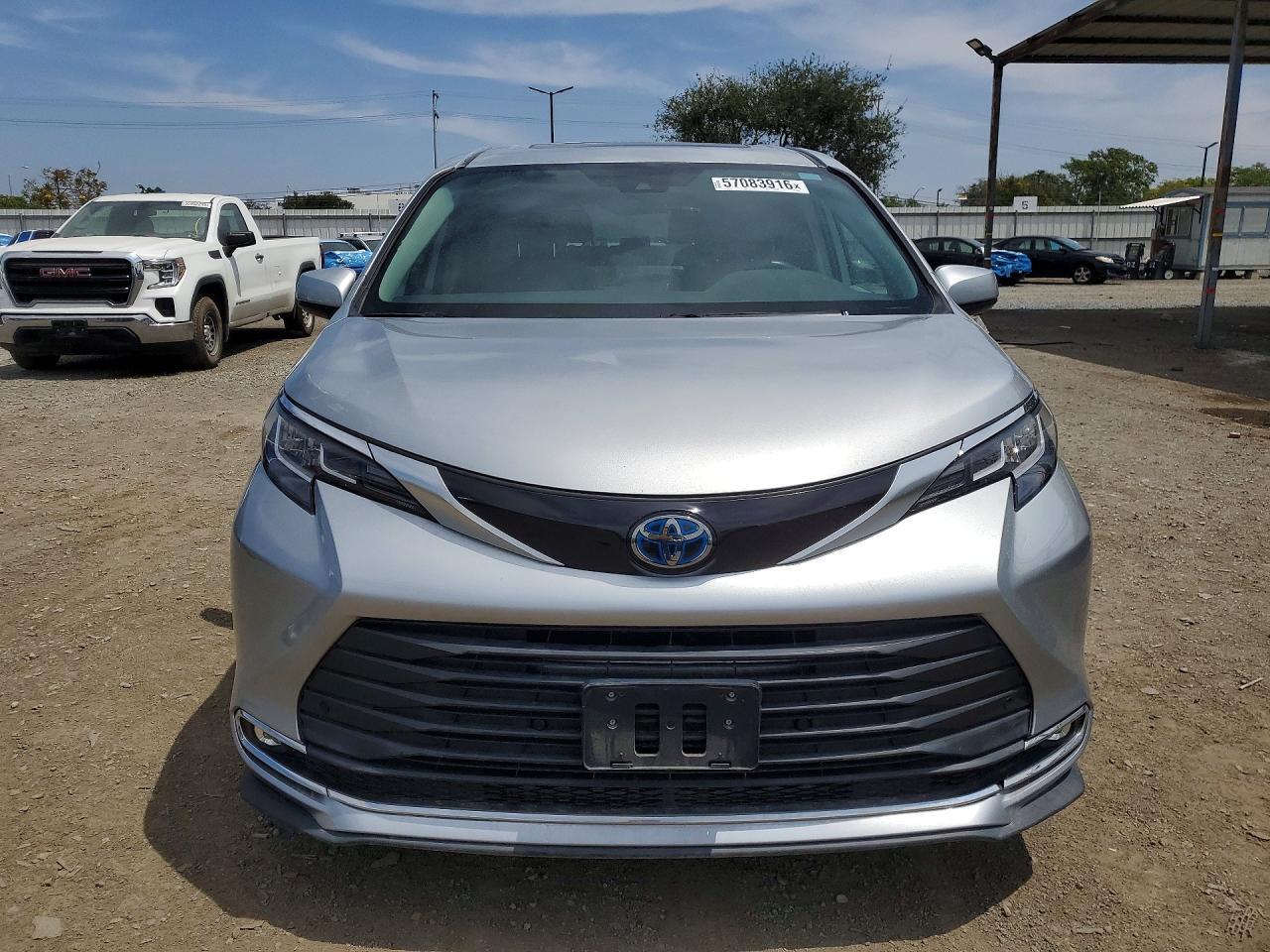 2022 Toyota Sienna Xle - Image 5