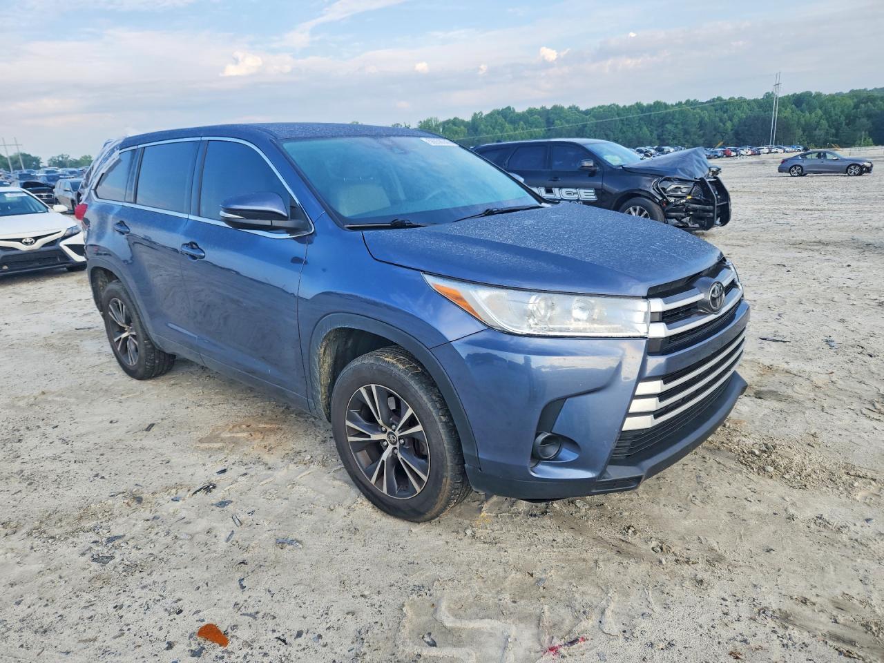 2017 Toyota Highlander Le - Фото 4
